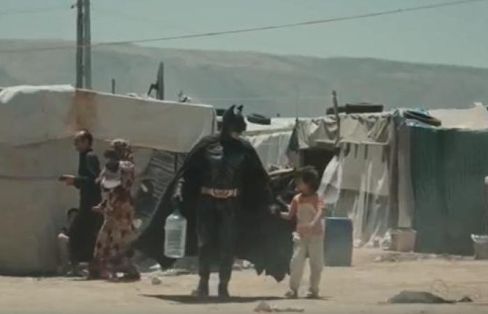 فيديو مؤثر لصداقة بين باتمان وطفل سوري ينال جائزة دولية