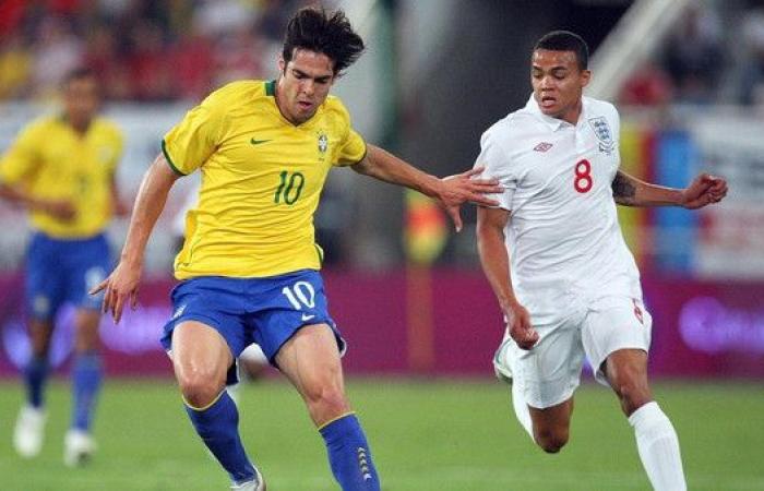 النجم البرازيلي كاكا يعلن اعتزاله كرة القدم