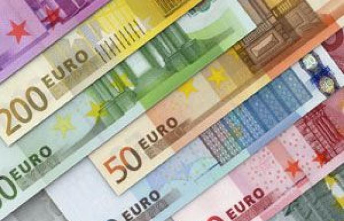 اليورو يحقق أكبر مكسب سنوي منذ عام 2003 مقابل الدولار الأمريكي