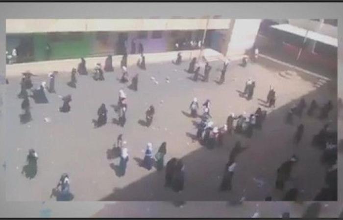 شاهد طالبات صنعاء يُضربن لرفضهن ترديد الصرخة الحوثية