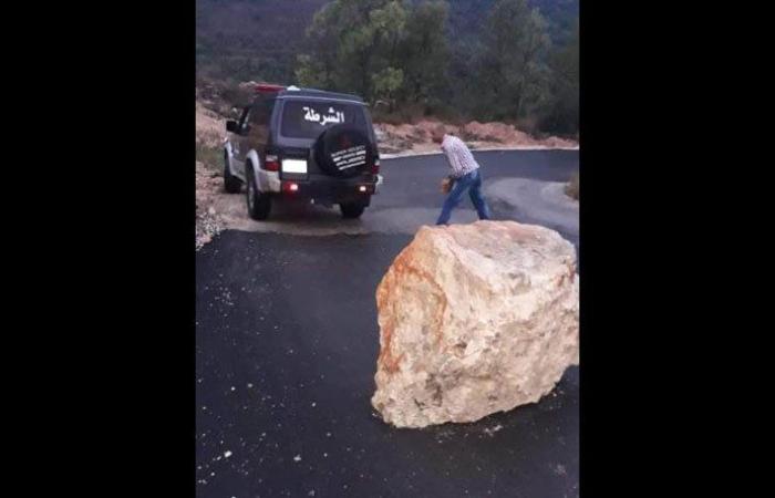 بالصورة: انهيار صخري على طريق بينو