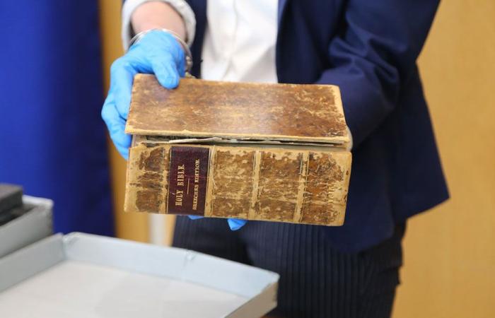 استعادة إنجيل نادر عمره 400 عام (صور)
