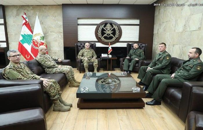 قائد الجيش عرض مع الملحق العسكري الروسي علاقات التعاون