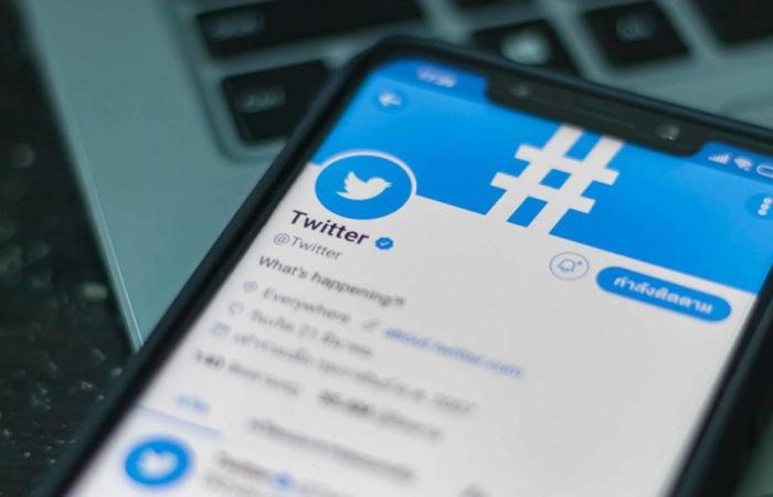 “تويتر” والعلامة الزرقاء… من سيحتفظ بها مجانًا؟
