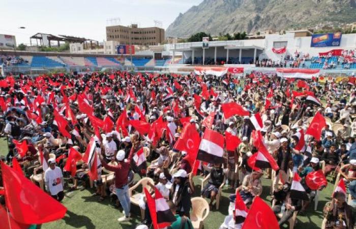 رفعوا أعلام تركيا واليمن وصور أردوغان في احتفائية جماهيرية بمدينة تعز اليمنية، أشادوا بالتجربة الانتخابية التركية
