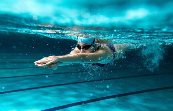 كيف تساهم السباحة في تعزيز صحتك البدنية والعقلية؟