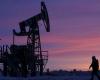 النفط يتراجع وسط توقعات السحب من الاحتياطيات الأميركية