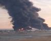 بالفيديو: حريق غامض بمصفاة نفط في العراق
