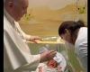 بالفيديو: البابا فرنسيس يعمّد أطفالاً خلال علاجه في المستشفى