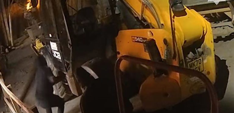 أغرب محاولة لسرقة ماكينة صراف آلي… شاهدوا ما رصدته كاميرات المراقبة Doc P 1098806 638279885657225564