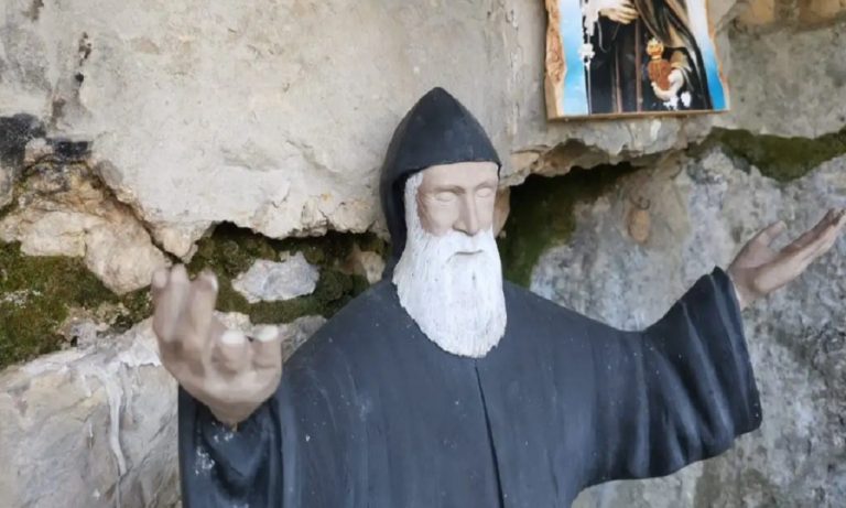 بالصور:-تخريب-مزار-في-بعبدا!