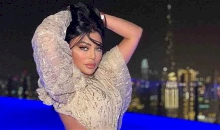 بفستان-ضيّق-أظهر-مفاتنها.-هيفاء-وهبي-ترقص-بدلع-على-المسرح-وهذا-ما-فعله-معجب!