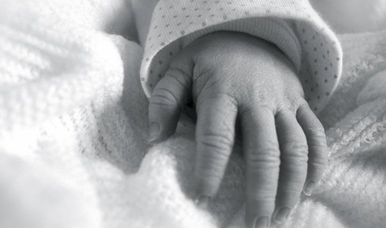 ستينية تسعى للحمل من زوجها المتوفى.. بعد وفاة ابنهما الثلاثيني ستينية-تسعى-للحمل-من-زوجها-المتوفى.-بعد-وفاة-ابنهما-الثلاثيني