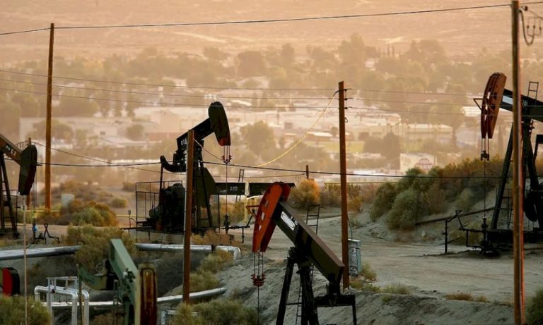 النفط يتجه لإنهاء الأسبوع الأول من العام على ارتفاع النفط-يتجه-لإنهاء-الأسبوع-الأول-من-العام-على-ارتفاع