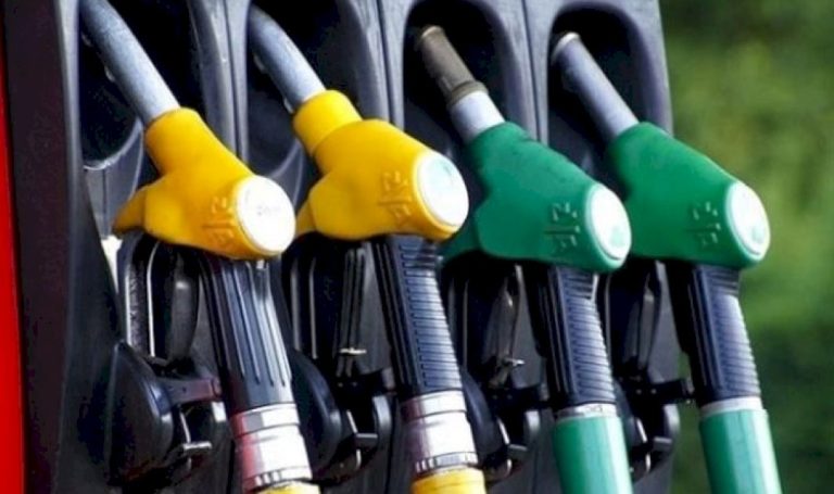 سرق-محطة-وقود.-ودفع-ثمن-عبوة-مشروبات-قبل-المغادرة