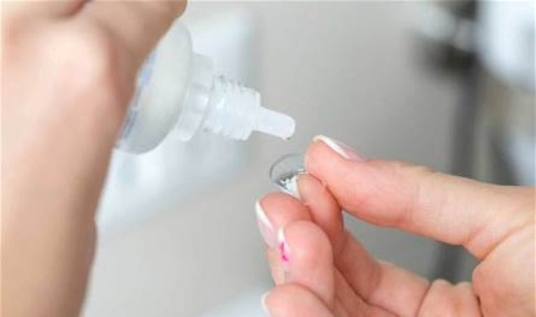 هل-تسبب-العدسات-اللاصقة-وأطقم-الأسنان-مشاكل-صحية؟