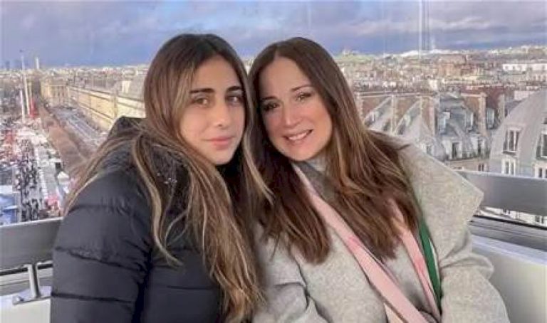 بالصور… كارين رزق الله تُودّع إبنتها في المطار بالصور…-كارين-رزق-الله-تُودّع-إبنتها-في-المطار