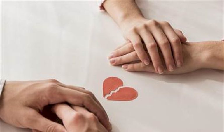 بعد-شائعة-طلاقهما.-الفنانة-الشهيرة-برفقة-زوجها-والجمهور-يغازلها:-ضعفاني-كتير-وصايرة-قمر-(صورة)