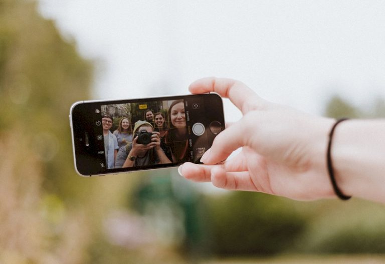 “درون”-لتوثيق-اللحظات-السعيدة-بدل-عصا-السيلفي