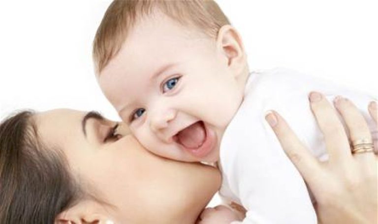 قبلة-الموت.-أمراض-تهدد-حياة-الرضع-بدافع-الحب