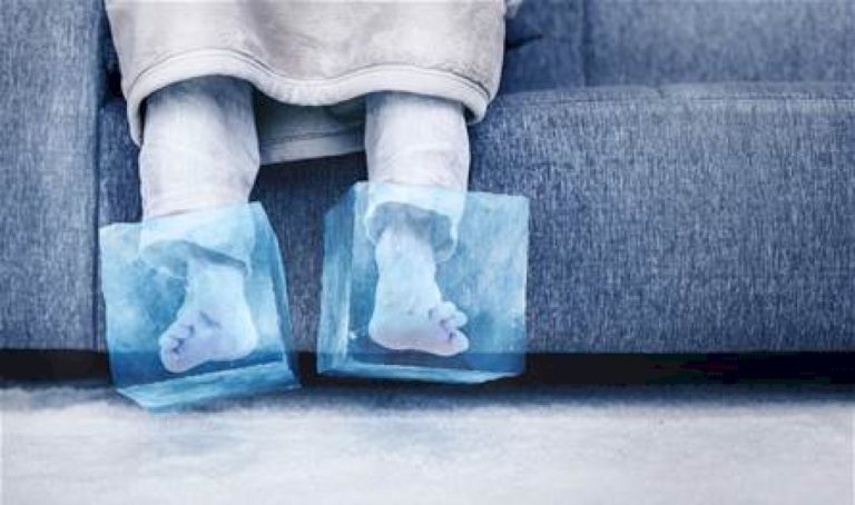 أسباب-مرضية-وراء-الشعور-ببرودة-القدمين.-تعرف-عليها