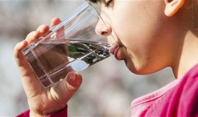 احذروا-الشرب-منه.-ماء-الفلتر-خطر-على-صحتك-لهذه-الأسباب