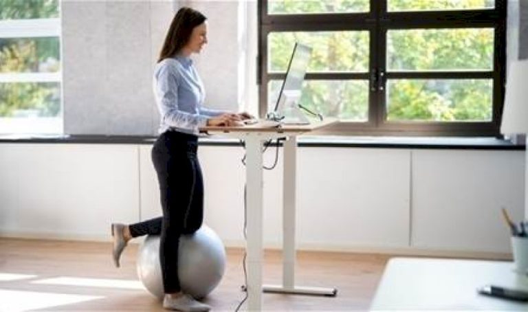 الجلوس طوال اليوم يزيد خطر الوفاة المبكرة.. هذا ما كشفته دراسة جديدة الجلوس-طوال-اليوم-يزيد-خطر-الوفاة-المبكرة.-هذا-ما-كشفته-دراسة-جديدة