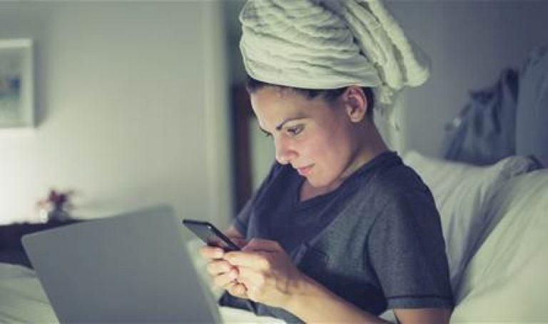 عادة-شائعة-قبل-النوم-تلحق-الضرر-بشعرك.-ما-هي؟