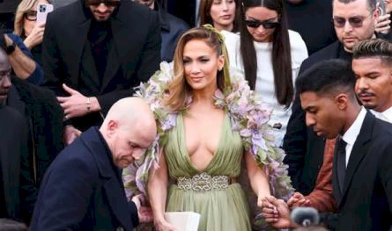 من توقيع مصمم لبناني.. جنيفر لوبيز ابنة الـ 54 عاماً تُبهر الجمهور بإطلالتها في باريس (صور) من-توقيع-مصمم-لبناني.-جنيفر-لوبيز-ابنة-الـ-54-عاماً-تُبهر-الجمهور-بإطلالتها-في-باريس-(صور)