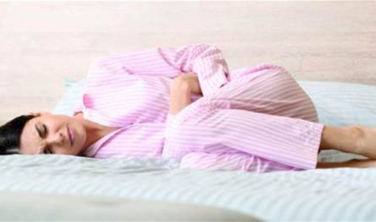 ما-سبب-الرجفة-وبرودة-الأطراف-أثناء-الدورة-الشهرية؟