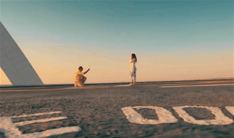 فوق سطح برج العرب في دبي.. مخرج شهير يطلب يد حبيبته (فيديو) فوق-سطح-برج-العرب-في-دبي.-مخرج-شهير-يطلب-يد-حبيبته-(فيديو)