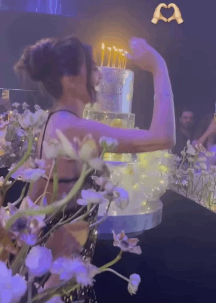 بفستان مكشوف.. مذيعة الـ LBCI ووصيفة ملكة جمال لبنان تحتفل بعيدها بأجواء فخمة (صور) ExtImage 1132528 708183616