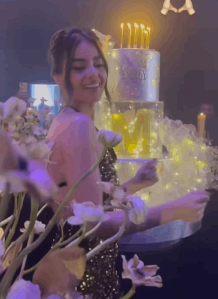 بفستان مكشوف.. مذيعة الـ LBCI ووصيفة ملكة جمال لبنان تحتفل بعيدها بأجواء فخمة (صور) ExtImage 6046527 997459776