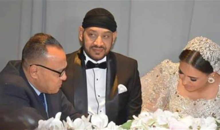 عصام كاريكا يبكي متأثراً في حفل زفاف ابنته.. تعرفوا إليها (فيديو) عصام-كاريكا-يبكي-متأثراً-في-حفل-زفاف-ابنته.-تعرفوا-إليها-(فيديو)