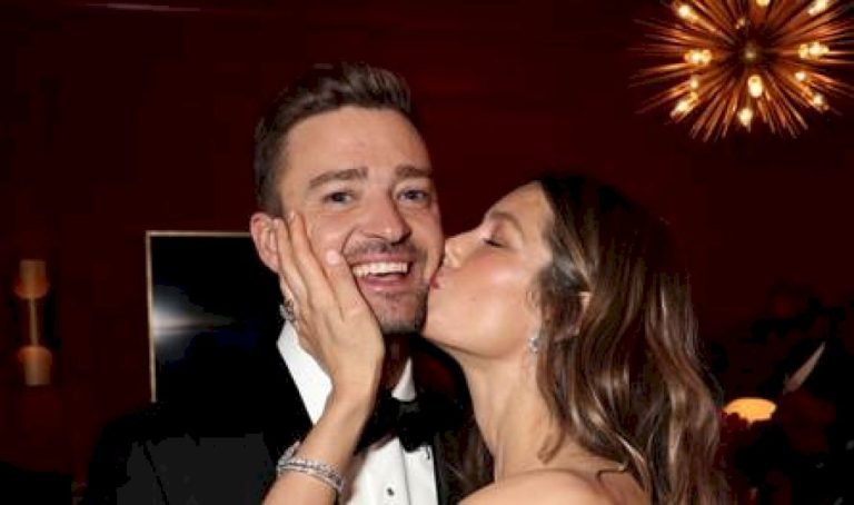 الفنانة الشهيرة تحتفل بعيد زوجها النجم.. لحظات رومنسية مميزة (صور) الفنانة-الشهيرة-تحتفل-بعيد-زوجها-النجم.-لحظات-رومنسية-مميزة-(صور)