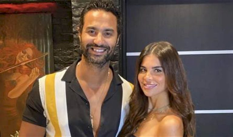 في-عيدها.-الفنان-الشهير-يعتذر-لزوجته-أمام-الجميع