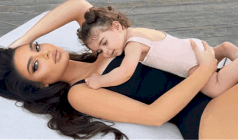 فنانة لبنانية تستمتع بوقتها على الثلج برفقة ابنتها (صور) فنانة-لبنانية-تستمتع-بوقتها-على-الثلج-برفقة-ابنتها-(صور)