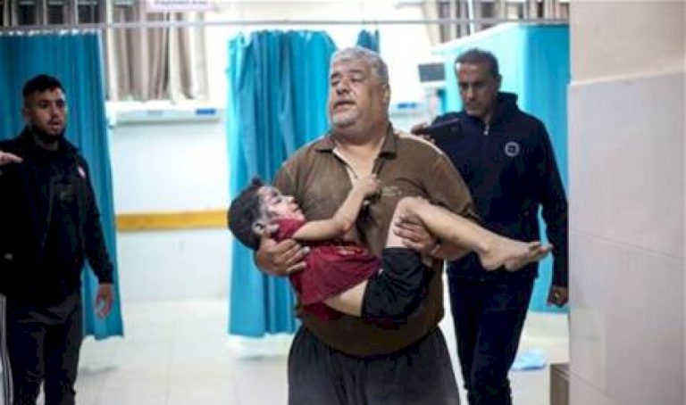 الاختيار يتم حسب الأولوية.. قرارات مؤلمة يتخذها أطباء غزة يوميًا! الاختيار-يتم-حسب-الأولوية.-قرارات-مؤلمة-يتخذها-أطباء-غزة-يوميًا!