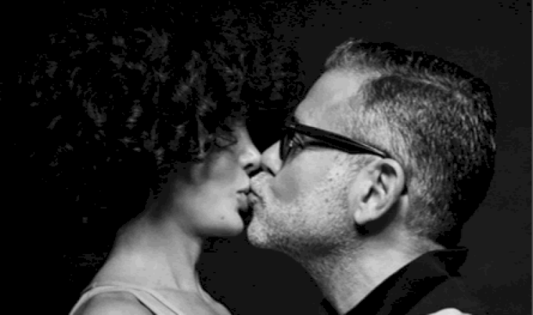 قُبلتهما-أشعلت-المواقع.-فنان-لبناني-وزوجته-يحتفلان-بمناسبة-خاصة-(فيديو)