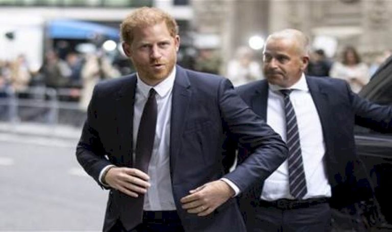 بعدما اخترق هاتفه… الأمير هاري يتوصّل إلى تسوية ضدّ ناشر صحيفة شعبية بعدما-اخترق-هاتفه…-الأمير-هاري-يتوصّل-إلى-تسوية-ضدّ-ناشر-صحيفة-شعبية