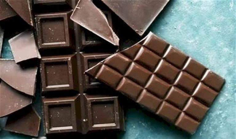 بينها الشوكولا.. 7 أطعمة تبقيك مستيقظاً طوال الليل! بينها-الشوكولا.-7-أطعمة-تبقيك-مستيقظاً-طوال-الليل!