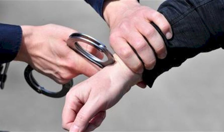 رجل أعمال… توقيف زوج "فاشينيستا" معروفة ما هي تهمته؟ رجل-أعمال…-توقيف-زوج-"فاشينيستا"-معروفة-ما-هي-تهمته؟