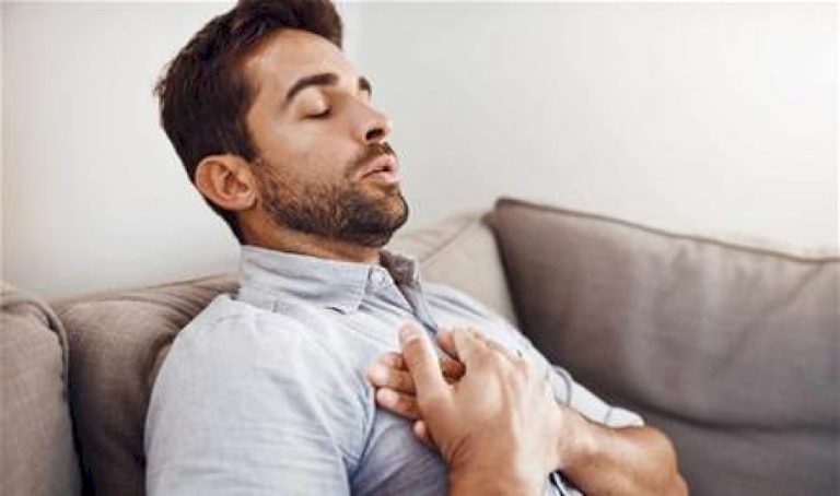 ما-أعراض-برد-العظام-الصدرية؟