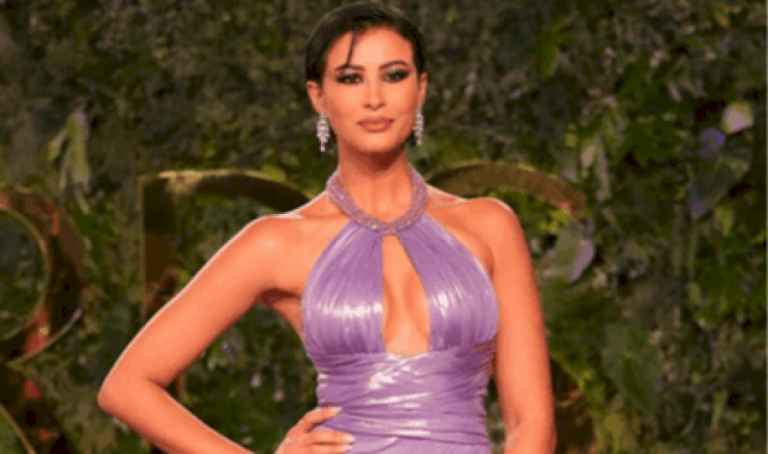 بفستان مكشوف.. زوجة المذيع اللبناني الشهير تتألق في دبي (فيديو) بفستان-مكشوف.-زوجة-المذيع-اللبناني-الشهير-تتألق-في-دبي-(فيديو)