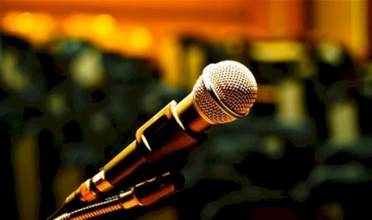 كان-يُحيي-حفلاً-في-بيروت…-فنان-شاب-يتوقّف-فجأة-عن-الغناء-ويبدأ-بالبكاء-(فيديو)