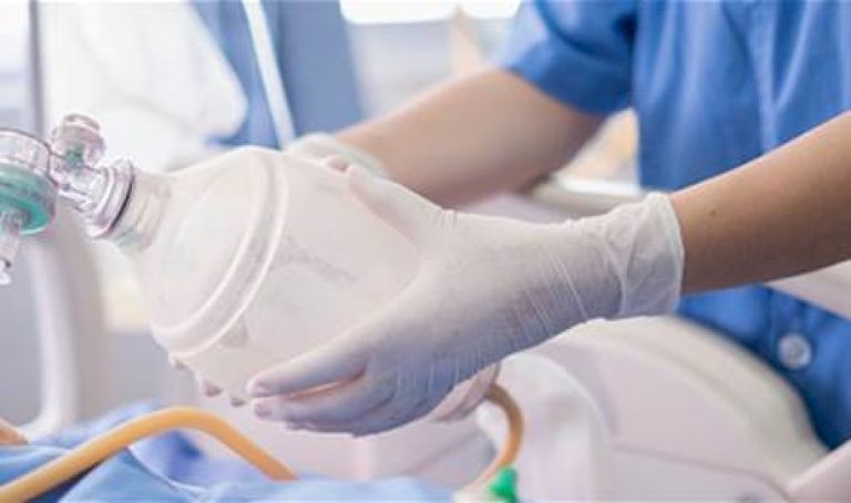 نُقل-إلى-المستشفى.-فنان-شهير-أصيب-بجلطة-دماغية-ونجوى-كرم-تدعو-له