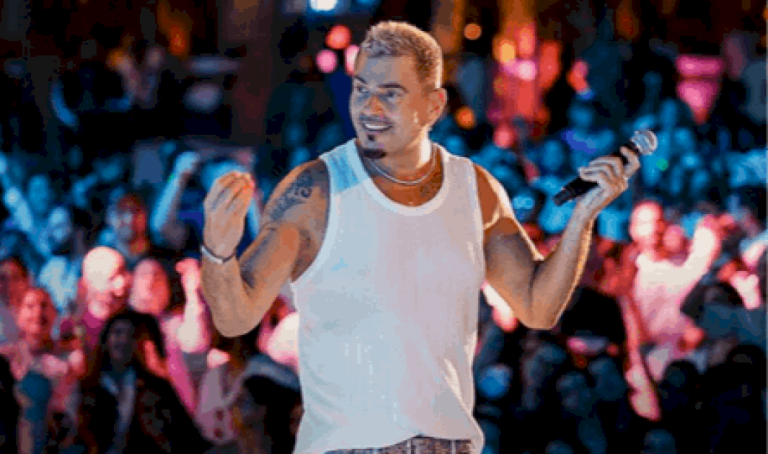 عمرو-دياب-في-ورطة-والجمهور-يُهاجمه.-شاهدوا-ماذا-قال-لسائقه-(فيديو)