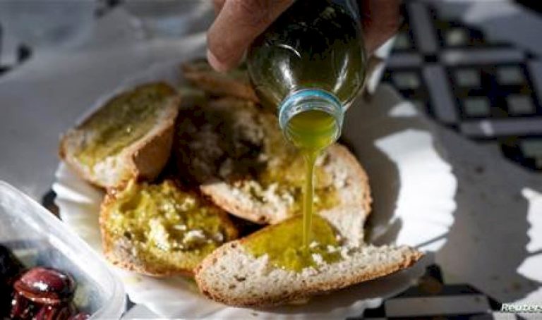 كيف تعرف إذا كان زيت الزيتون الذي تشتريه مفيدا؟ كيف-تعرف-إذا-كان-زيت-الزيتون-الذي-تشتريه-مفيدا؟