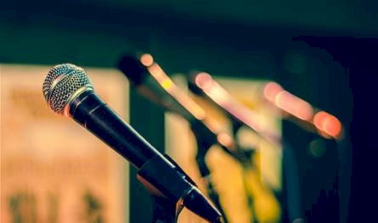 تعثرت-ووقعت-على-المسرح.-شاهدوا-ماذا-حصل-مع-هذه-الفنانة-الشهيرة-(فيديو)