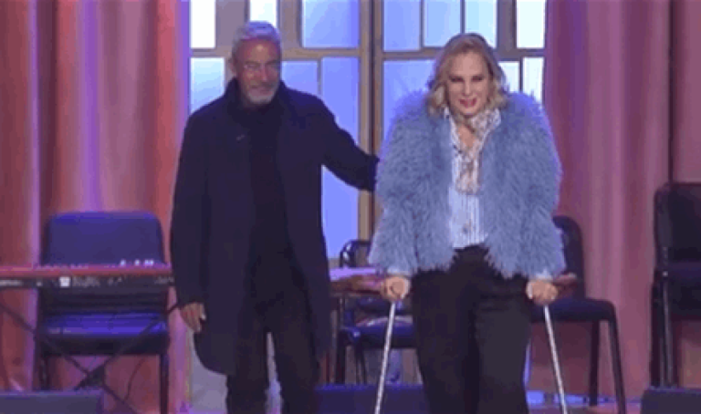 تتوكأ على عكاز في آخر إطلالاتها.. النجمة الشهيرة تقلق جمهورها! تتوكأ-على-عكاز-في-آخر-إطلالاتها.-النجمة-الشهيرة-تقلق-جمهورها!